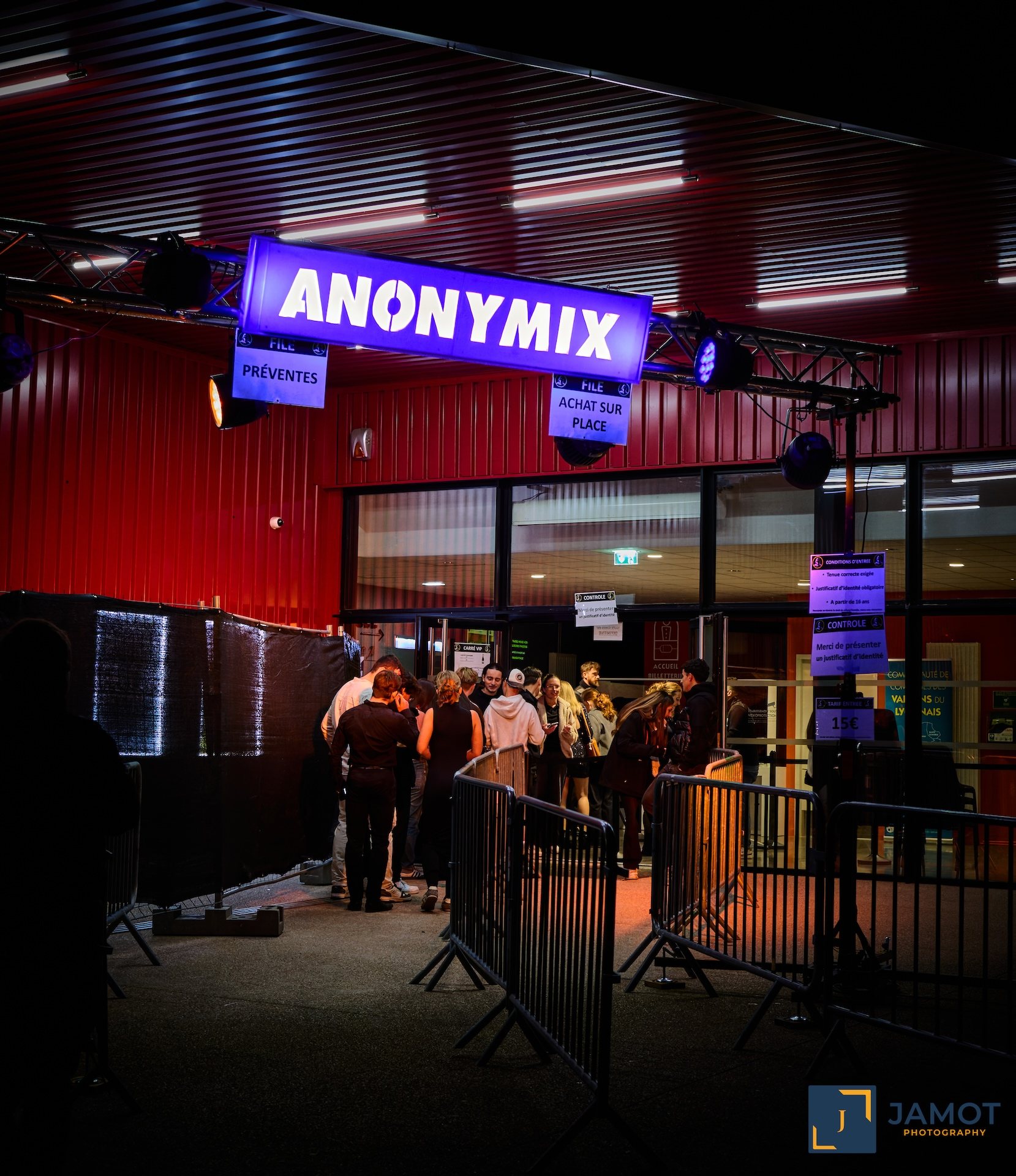 Entrée de l’événement sous l’enseigne néon Anonymix