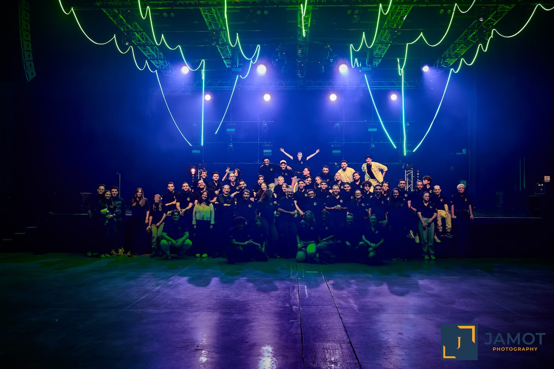 Photo de groupe de l’équipe de bénévoles sur scène