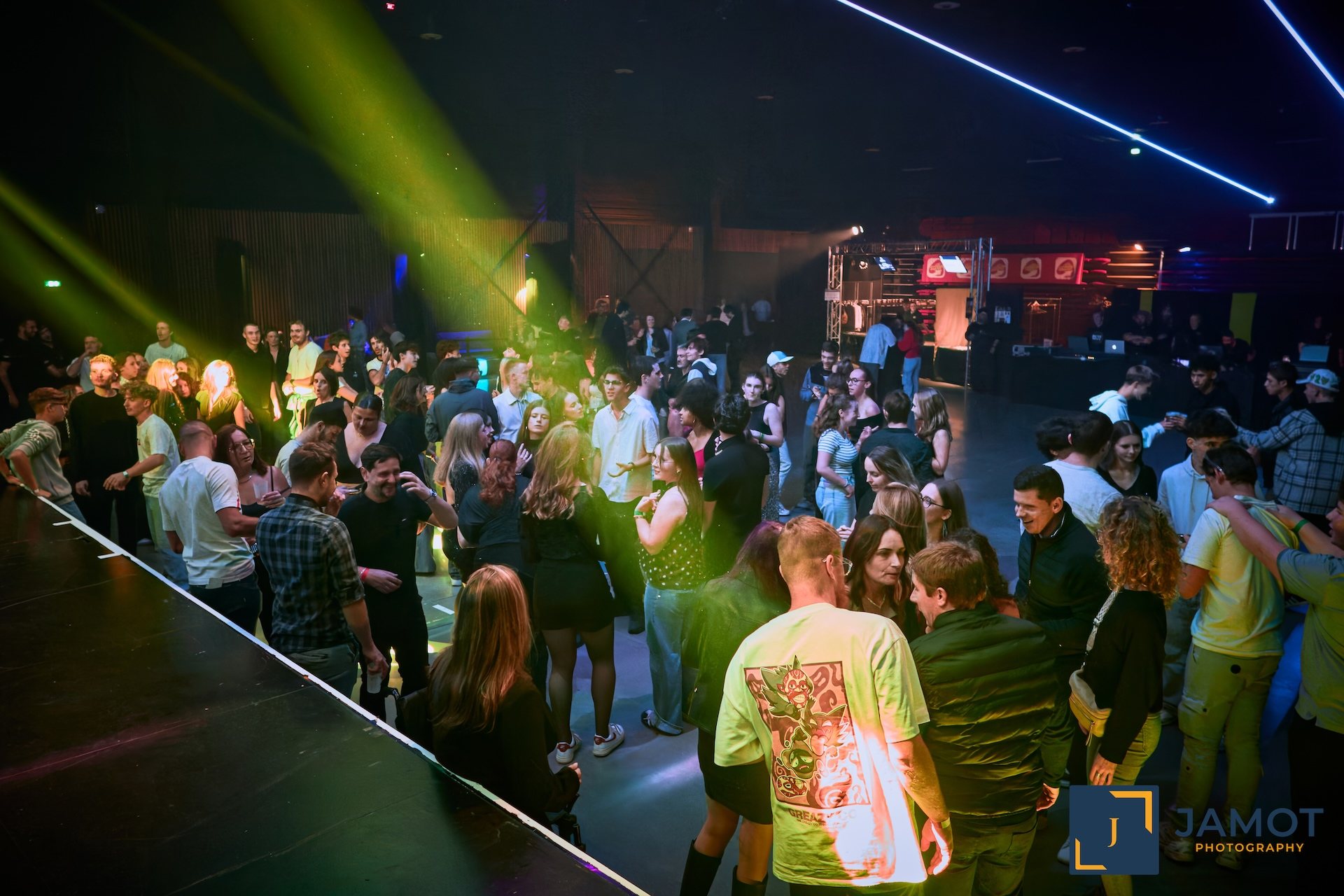 Foule sur la piste sous les lasers