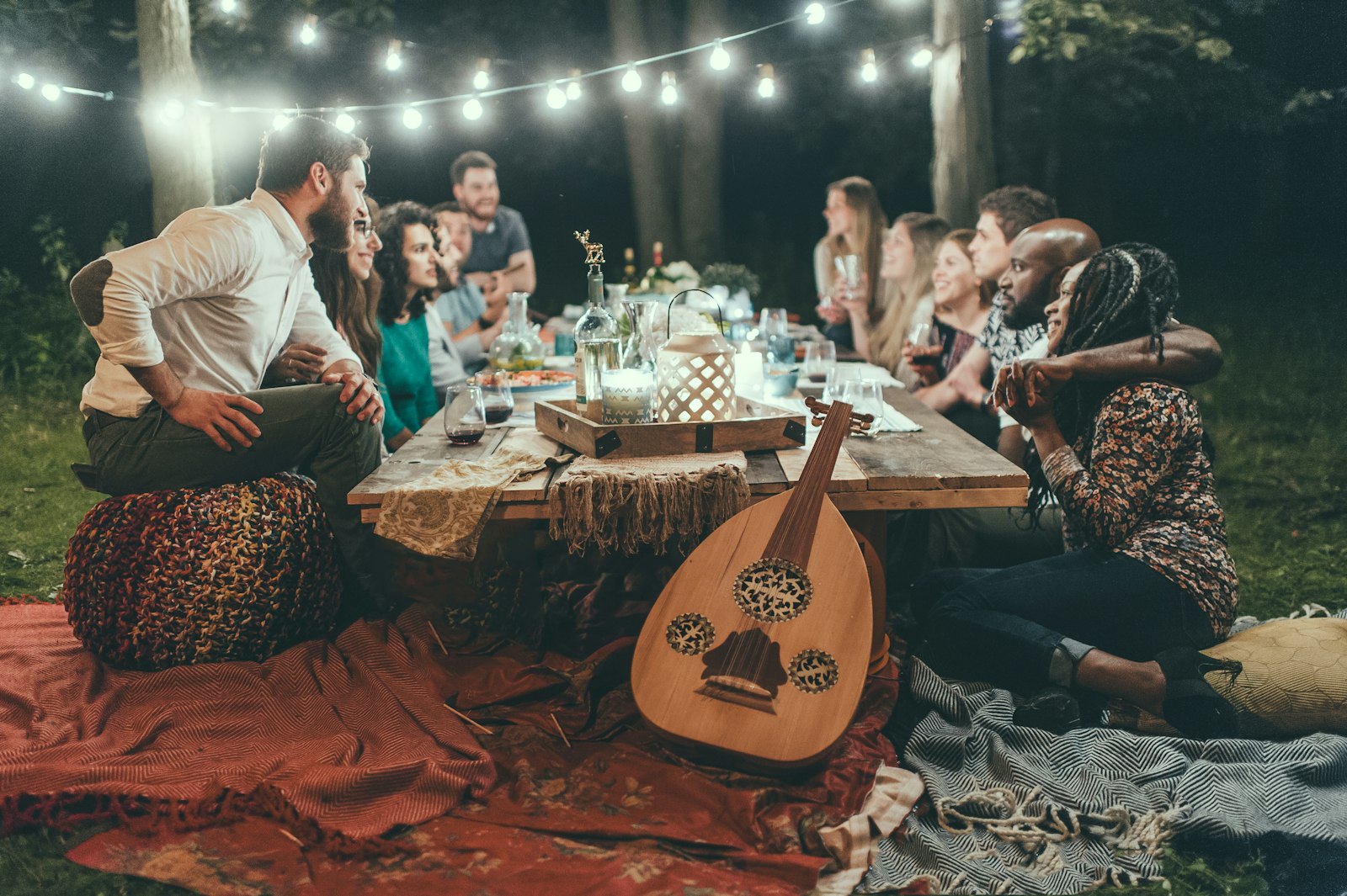 Dîner entre amis dans un jardin, guirlandes lumineuses