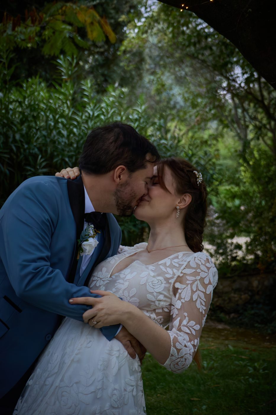 Baiser des mariés sous les arbres