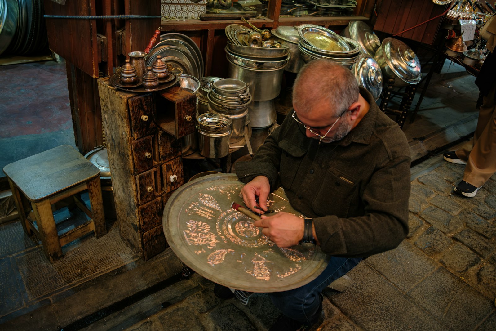 Graveur au travail dans son atelier