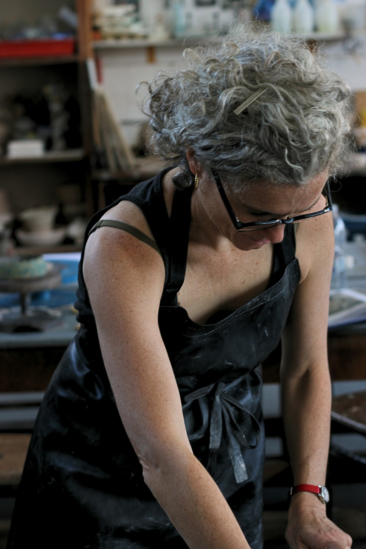 Potière en tablier dans son atelier